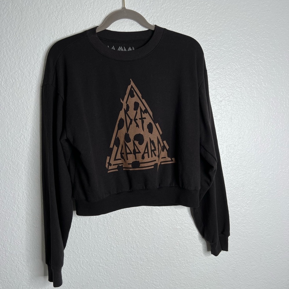 Def Leppard Cropped Crewneck Sweatshirt Black and Cheetah Print